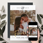 Reserva La Fecha ¡Finalmente! | Moderno Gold Square Photo Elegant F<br><div class="desc">Comparte las maravillosas noticias de tu compromiso con este divertido y moderno marco dorado impreso Save the Date cards que incluye tu foto cuadrada favorita junto con un gran negrita FINALMENTE! en una hermosa caligrafía de escritura con letras a mano. Personalice con dos líneas de texto personalizado en la parte...</div>