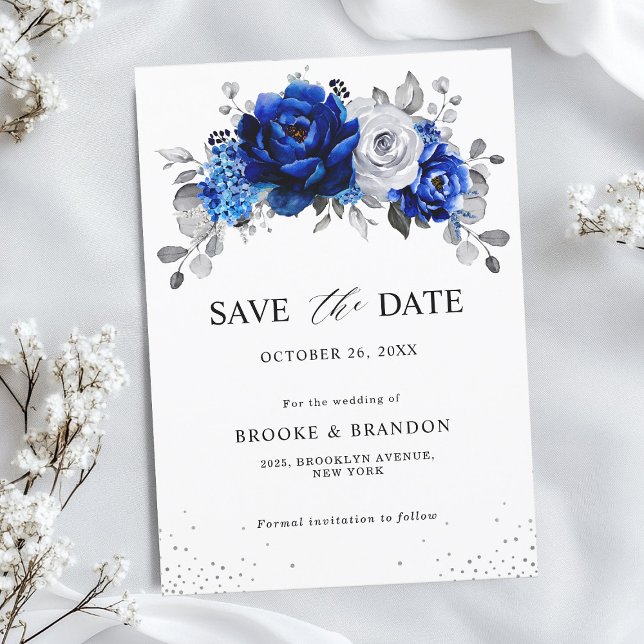 Reserva La Fecha Floral plateada metálica azul real (Royal Blue White Metallic Silver Floral Save The Date card)
