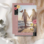 Reserva La Fecha Flores rojas rosadas de Boho Dusty Foto Salven la<br><div class="desc">Flores silvestres Dusty Pink Photo Save the Date Card. Recuerda a tus amigos y a tu familia con elegancia tu cita boda, con este floral, rosa polvoriento, flores silvestres, la foto salva la tarjeta de fecha, con una bonito, una tipografía blanca, sobre un impresionante fondo negro y dorado de rosa...</div>