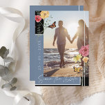 Reserva La Fecha Flores salvajes de color azul cielo de Boho Save t<br><div class="desc">Flores silvestres Dusty Blue Photo Save the Date Card. Recuerda a tus amigos y a tu familia con elegancia tu cita boda, con esta floral, azul pizarra, flores silvestres, foto para guardar la tarjeta de fecha, con una bonito, tipografía blanca, un llamativo fondo azul y negro polvoriento junto con una...</div>