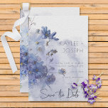 Reserva La Fecha Flores silvestres de color azul Periwinkle moderno<br><div class="desc">Esta sencilla pero elegante boda, salvo el diseño de la tarjeta de fecha, incluye un ramo acuarela de flores silvestres moradas y azul perwinkle con vegetación. El fondo es una salpicadura de color morado sobre un fondo de papel acuático blanco texturado. Forma parte de la moderna suite Boda Periwinkle Blue...</div>