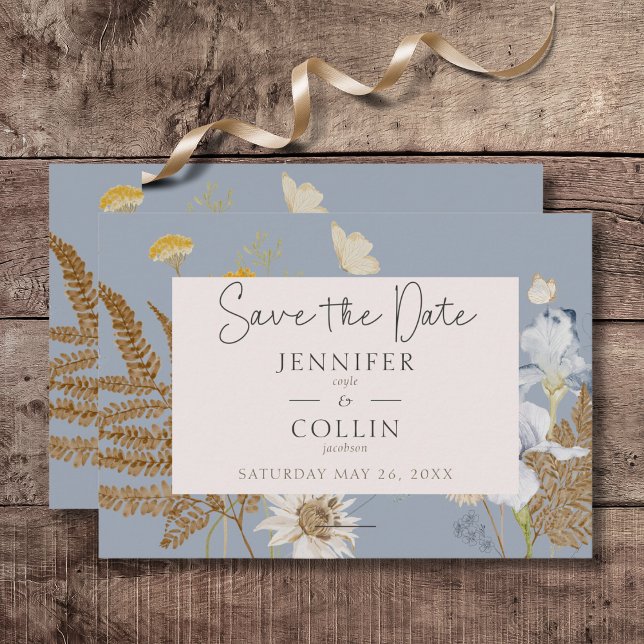 Reserva La Fecha Flores silvestres rusas monograma azul turbio (Rustic Wildflowers Monogram Dusty Blue Wedding Save the Date Card)
