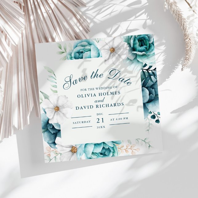 Reserva La Fecha Flores silvestres verde azuladas y fuera de blanco (Teal and Off-White Wildflowers Save The Date Card on a white boho table with dry palm leaf.)