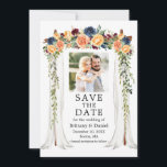 Reserva La Fecha Fondo de boda floral mixto de acuarela Foto<br><div class="desc">Moderna y elegante tarjeta de anuncio de compromiso de boda con dosel de acuarela floral y vegetación que incluye flores y rosas de color amarillo dorado,  melocotón,  azul y rojo borgoña. El arco del dosel de boda de madera incluye vegetación botánica. Foto de pareja.</div>