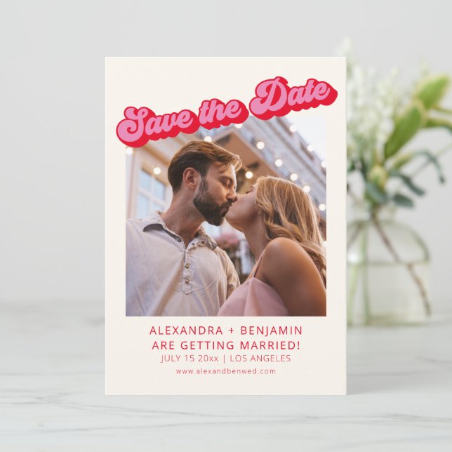 Reserva La Fecha Foto 2 Rosa Rojo Negrita Groovy Moderno Retro (Anverso de pie)