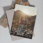 Reserva La Fecha Foto con letras de mano<br><div class="desc">Leer "Save the Date" (Guarda la fecha) con un toque divertido sobre la foto completa de la sangría. personalizar para cambiar las fuentes del texto editable y el motor. Grabado por Becky Nimoy. Versión vertical y horizontal disponible</div>
