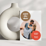 Reserva La Fecha Foto Cortada Juguetona Neutros Únicos Bodas Retro<br><div class="desc">Crea una primera impresión audaz con este diseño de aviso de bodas divertido que presenta grandes recortes circulares, tipografía inspirada en el retro y una disposición de foto completa. Tonos terrosos como terracota y beige crean un fondo cálido y elegante que se siente moderno y nostálgico. Perfecto para parejas que...</div>