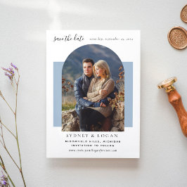 Reserva La Fecha Foto de Boda azul turbulento en un arco moderno