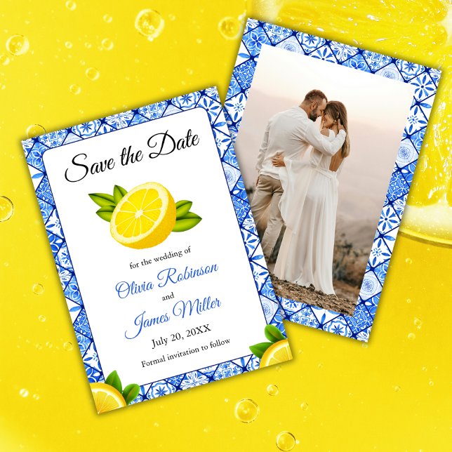Reserva La Fecha Foto de Boda de mosaico azul italiano mediterráneo (Mediterranean Italian Blue Tile Lemon Wedding Photo Save The Date Card  )