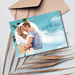 Reserva La Fecha Foto de Boda de Palm Beach Tropical<br><div class="desc">Las bodas salvan las fechas en un diseño tropical de palmeras,  perfecto para la pareja que celebra su amor con una boda en la playa. Personalizar con sus datos de fotos y bodas,  envíe un correo a su familia y amigos pidiéndoles que reserven su fecha de boda.</div>