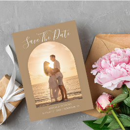 Reserva La Fecha Foto de boda de pareja moderna en la playa con arc