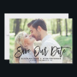 Reserva La Fecha Foto de caligrafía de pincel rústico negro salva n<br><div class="desc">Elegante guardar el anuncio de fecha con pincel caligrafía moderna con patrón de hojas verdes. Esto será perfecto para guardar la fecha para los bodas de primavera y verano. Se puede personalizar la parte posterior agregando su propio patrón o añadiendo otra foto.</div>