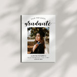 Reserva La Fecha Foto de graduación de caligrafía de escritura negr<br><div class="desc">Una elegante y moda salva la invitación de fotos de la graduación con un bonito texto de caligrafía que dice "graduado". Personalízalo según tus necesidades.</div>