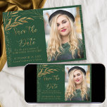 Reserva La Fecha Foto de hoja de oro verde esmeralda y caligrafía<br><div class="desc">Elegante Hoja de Oro y Verde Esmeralda Salven la Fecha con su propia foto y una caligrafía con letras a mano ornamentadas. La plantilla está configurada para que subas una imagen del membrete y la personalizes con tu fecha de celebración. El diseño tiene hojas trazadas de líneas finas y hojas...</div>