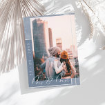 Reserva La Fecha Foto de Mr & Mrs Dusty Blue White Script<br><div class="desc">Mr. y Mrs. Dusty Blue and White Script Photo Save the Date Card. Con estilo impresiona a sus huéspedes con esta elegante y sencilla tarjeta de boda fotográfico azul pólvora, con un guión blanco moderno sobre un fondo azul celeste bokhe y azul polvoriento, mostrando con estilo la fecha del boda...</div>
