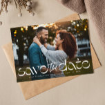 Reserva La Fecha Foto de tipo simple moderno y único<br><div class="desc">¡Guarde la fecha! Este diseño de guardar fecha de foto único y elegante presenta un tratamiento de tipo de moda en blanco en la parte inferior de una foto horizontal junto con su texto personalizado. Es una tarjeta perfectamente moderna para anunciar su compromiso y próxima boda. La parte trasera es...</div>