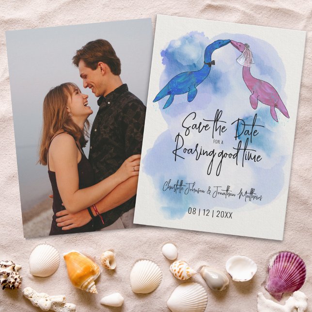 Reserva La Fecha Foto divertida de boda en la playa con dinosaurios (Funny save the date for a roaring good time dinosaur beach wedding)