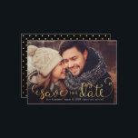 Reserva La Fecha Foto Guardar las fechas con guión falso de Relieve<br><div class="desc">Esta foto permite guardar las fechas con una caligrafía encantadora con letras a mano en un falso efecto de Relieve metalizado dorado. Sobre tu foto con un desvanecimiento negro en la parte inferior (puedes quitarlo si no lo necesitas a través de la herramienta personalizar/personalización de Zazzle). ¡Un bonito fondo de...</div>