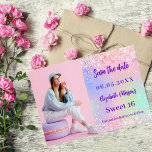 Reserva La Fecha Foto holográfica de color rosa morado Sweet 16<br><div class="desc">Un moderno y elegante Salven la Fecha para un Dulce 16. Fondo holográfico,  rosa,  color verde de menta morado. Personalice y agregue una foto,  fecha y nombre.</div>