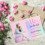Reserva La Fecha Foto holográfica de color rosa morado Sweet 16<br><div class="desc">Un moderno y elegante Salven la Fecha para un Dulce 16. Fondo holográfico,  rosa,  color verde de menta morado. Personalice y agregue una foto,  fecha y nombre.</div>