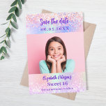 Reserva La Fecha Foto holográfica de color rosa morado Sweet 16<br><div class="desc">Un moderno y elegante Salven la Fecha para un Dulce 16. Fondo holográfico,  rosa,  morado con confeti. Personalice y agregue una foto,  fecha y nombre.</div>