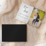 Reserva La Fecha Foto manuscrita clásica | Boda<br><div class="desc">Una clásica foto manuscrita guarda la invitación del boda de fechas. De este modo,  la tarjeta de fecha contiene un texto de guión elegante con un sencillo tema en blanco y negro. Personalizar el texto con todos los detalles de tu día especial.</div>