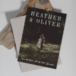 Reserva La Fecha Foto mínima de Serif<br><div class="desc">texto personalizado en una simple caja fuerte sobre una foto completa. Opción para dos fotos más en la parte posterior o en el personalizar y editarlas como desee.</div>