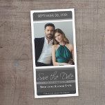Reserva La Fecha Foto minimal moderna<br><div class="desc">Personalizar con foto vertical. Un simple guardar la tarjeta de fecha con una foto de compromiso y detalles.</div>