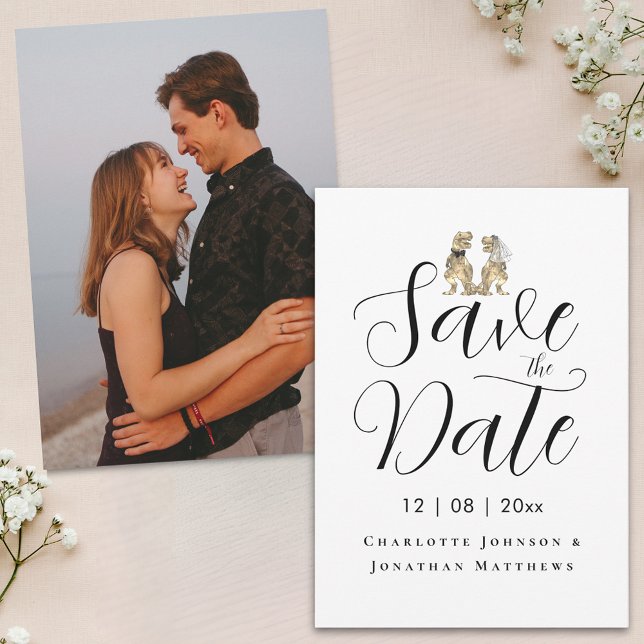Reserva La Fecha Foto moderna Boda divertida sobre dinosaurios (Modern photo dinosaur theme wedding save the date invitation Elegant script T-Rex dino bride & groom)