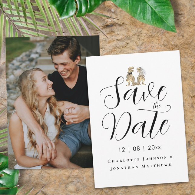 Reserva La Fecha Foto moderna Boda divertida sobre dinosaurios (Funny dinosaur wedding elegant script photo save the date invitation)