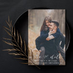 Reserva La Fecha Foto moderna con letras blancas<br><div class="desc">Elige las mejores fotos de tu sesión o de tus fotos favoritas de los dos para guardar la fecha. Las palabras que guardan la fecha están escritas a mano para darle un toque personal a la tarjeta. La parte frontal tiene 1 imagen y la parte posterior tiene una imagen grande...</div>