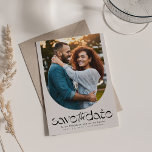 Reserva La Fecha Foto moderna curvada<br><div class="desc">Esta sencilla pero elegante y moderna foto ahorra la tarjeta de fecha es la manera perfecta de anunciar su compromiso y su próximo boda. La parte frontal de esta vertical guardar la fecha muestra una foto en forma curva junto con un tratamiento único de tipo "guardar la fecha" en la...</div>