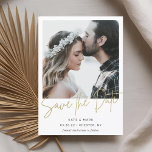 Reserva La Fecha Foto moderna de caligrafía Minimalista de oro<br><div class="desc">La boda diseñada por un personalizado permite guardar la tarjeta de fecha con un diseño moderno y sencillo de marco blanco y caligrafía dorada.</div>