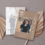 Reserva La Fecha Foto Moderna Escrita A Mano Salva La Fecha Tan<br><div class="desc">Presentamos nuestra moderna foto escrita a mano Save The Date, una pieza que realmente resuena con tu única historia de amor. Este último combina el encanto del tipo de letra manuscrita con la comodidad de un diseño moderno, lo que le aporta un atractivo elegante e íntimo que hará las delicias...</div>