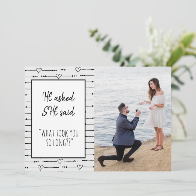 Reserva La Fecha Foto Moderna Graciosa Que Le Preguntó Dijo Comprom (Anverso de pie)