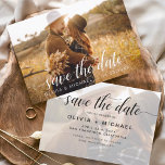 Reserva La Fecha Foto moderna Guardar la fecha manuscrita<br><div class="desc">Boda manuscrita Guarda las tarjetas de fecha que tienen una foto en la parte delantera y trasera. Las tarjetas Save the Date Fall, Autumn, Winter, Spring o Summer contienen una moderna tipografía de escritura cursiva con letras a mano con corazones elegantes, sencillos y modernos para usar después de la minimalista...</div>