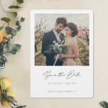 Reserva La Fecha Foto moderna Minimalista de oro negro salva la fec<br><div class="desc">Esta sencilla y moderna foto boda, salvo la tarjeta plana de fecha, tiene un diseño minimalista limpio y fresco. La parte delantera incluye un moderno y animado texto Save the Date en negro debajo de tu foto, tus primeros nombres en un elegante tono dorado llamado California Gold y ubicación de...</div>