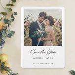 Reserva La Fecha Foto moderna Minimalista verde negro salva la fech<br><div class="desc">Esta sencilla y moderna foto boda, salvo la tarjeta plana de fecha, tiene un diseño minimalista limpio y fresco. La parte delantera presenta un moderno y animado texto Guardar la fecha en negro debajo de la foto, sus nombres en un elegante medio oscuro tono de verde y fecha y ubicación...</div>