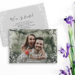 Reserva La Fecha Foto Save the Date Hand Drawn Petite Flowers<br><div class="desc">Envíe su boda para guardar las fechas con estilo con esta hermosa tarjeta con su foto enmarcada por un borde floral dibujado a mano blanca. El reverso muestra cómo guardar los detalles de fecha rodeados por el mismo borde y el texto del personalizado. Cambie fácilmente el color de fondo para...</div>