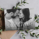 Reserva La Fecha Foto simple clásica y elegante<br><div class="desc">Esta simple pero elegante tarjeta de "save the date" con foto es la forma perfecta de anunciar tu compromiso y próxima boda a amigos y familiares. La parte frontal de esta "save the date" horizontal presenta un tratamiento de tipo moderno en blanco en la parte inferior de una sola foto....</div>