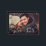 Reserva La Fecha Foto simple Guardar las fechas, guión escrito a ma<br><div class="desc">Esta simple foto permite guardar las fechas con un encantador guión de caligrafía con letras a mano. Sobre tu foto con un desvanecimiento negro en la parte inferior (puedes quitarlo si no lo necesitas a través de la herramienta personalizar/personalización de Zazzle). ¡Un bonito fondo de polka dot acaba de terminar...</div>