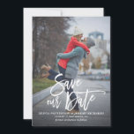 Reserva La Fecha Fotografía con letras rusas para salvar nuestra fe<br><div class="desc">Una elegante tarjeta vertical salva la tarjeta plana de fecha con caligrafía rústica moderna con estampado blanco y gris. Personalice esta tarjeta agregando su propia foto y detalles. Hay una versión de tarjeta plana disponible.</div>