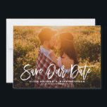 Reserva La Fecha Fotografía de caligrafía rusa blanca salva nuestra<br><div class="desc">Elegante salve el anuncio de fecha con caligrafía rústica moderna con patrón de hojas verdes. Esto será perfecto para guardar la fecha de primavera y boda de verano. Se puede personalizar la parte posterior agregando su propio patrón o añadiendo otra foto.</div>