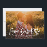 Reserva La Fecha Fotografía de caligrafía rusa blanca salva nuestra<br><div class="desc">Elegante salve el anuncio de fecha con caligrafía rústica moderna con patrón de hojas verdes. Esto será perfecto para guardar la fecha de primavera y boda de verano. Se puede personalizar la parte posterior agregando su propio patrón o añadiendo otra foto.</div>