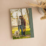 Reserva La Fecha Fotografía de color verde del sabio del borde ondu<br><div class="desc">Sencillo pero elegante, esta fecha guarda un moderno y moderno toque ondulado junto con una tipografía sencilla para sus detalles bodas. Con una gran foto en la parte delantera y otra en la parte trasera, es una buena manera de mostrar tus fotos de compromiso. El borde y la parte posterior...</div>