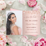 Reserva La Fecha Fotografía de oro rosa de Quinceanera<br><div class="desc">Un moderno y elegante Save the Date para una Quinceañera. fondo de degradado de oro Subió, decorado con un confetti de oro subió. Personalice y agregue una foto, fecha y nombre. El texto: Save the Date se escribe con un guión de estilo con letras a mano y a la moda...</div>