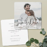 Reserva La Fecha Fotografía moderna y sencilla de tipografía negra<br><div class="desc">Esta simple boda fotográfica de moda, salvo la tarjeta plana de fecha, tiene un diseño cálido y minimalista. La forma predeterminada de la tarjeta es de esquinas redondeadas, pero el diseño también funciona con las esquinas puntiagudas estándar, por lo que hay que tener en cuenta el aspecto que te gusta....</div>