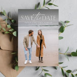 Reserva La Fecha Fotografía vertical moderna<br><div class="desc">Esta sencilla pero elegante foto, al guardar la tarjeta de fecha, es la manera perfecta de anunciar su compromiso y su próximo boda a amigos y familiares. La parte frontal de esta vertical ahorra la fecha presenta un tratamiento de tipo moderno en blanco en la parte superior de una sola...</div>