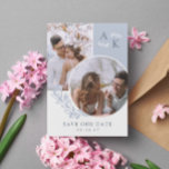 Reserva La Fecha Fotografías de Dove Blue Greeneration Overlaping<br><div class="desc">Doble cara guardar la tarjeta de fecha en blanco y color azul dove con sus iniciales,  fotos superpuestas y vegetación con fuentes limpias y elegantes. Foto: guardar la tarjeta de fecha con un diseño moderno personalizado con tu monograma y fotos,  dos en un lado y uno en el otro.</div>