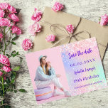 Reserva La Fecha Fotos de cumpleaños de color morado rosado holográ<br><div class="desc">Un moderno y elegante Save the Date para una fiesta de cumpleaños número 18 (o cualquier edad). Fondo holográfico,  rosa,  color verde de menta morado. Personalice y agregue una foto,  fecha y nombre.</div>